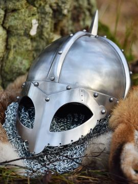 Viking spectacle helmet with chain brim
