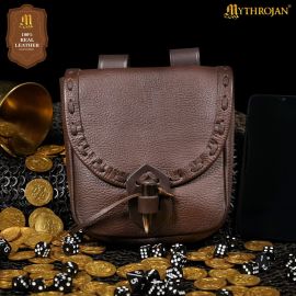 Belt pouch with horn closure brown