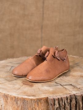 Reversible shoes with toggle buttons