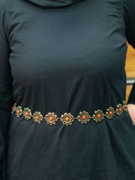 Gerbera chain belt with red stone antique brass