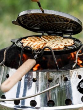 Reversible waffle iron with support
