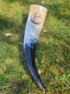 Drinking horn with dragon boat engraving
