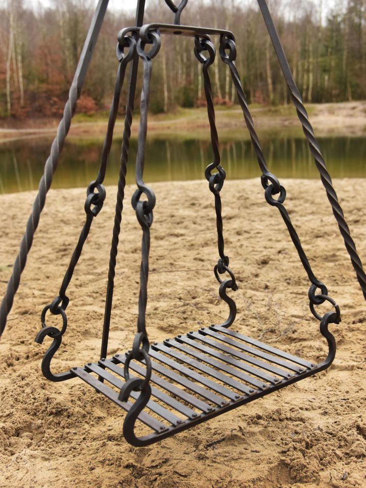 Grill grate for tripod, hand-forged