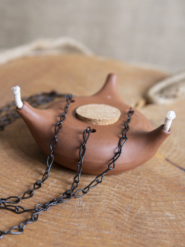Three-flame oil lamp with chain