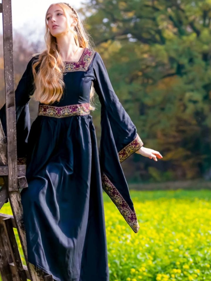 Burgundy medieval dress in black XS