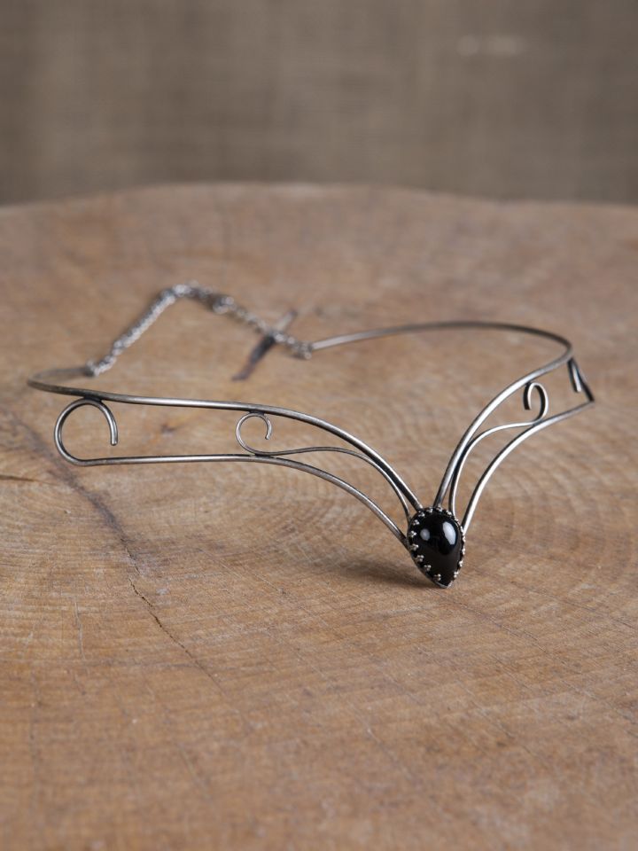 Simple tiara with black stone