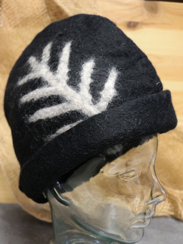 Felt hat with feather pattern black