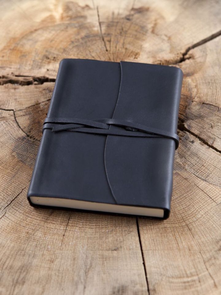 Diary in cover -black-