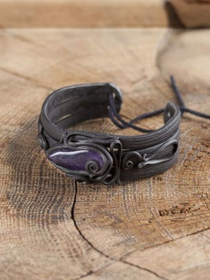 Bangle with amethyst