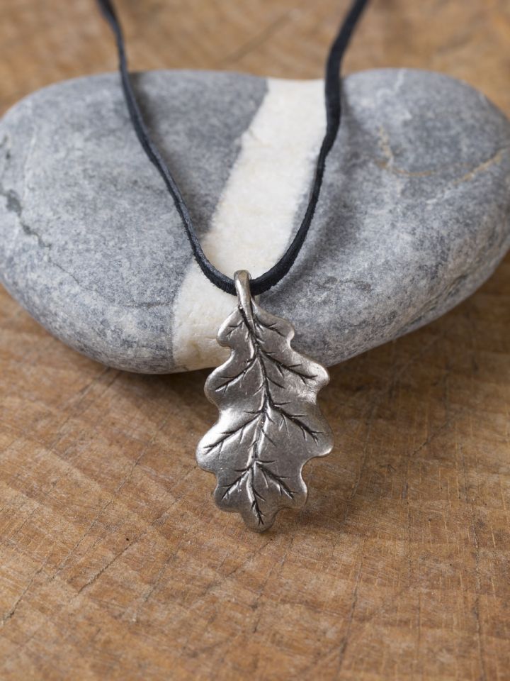 Chain pendant oak leaf