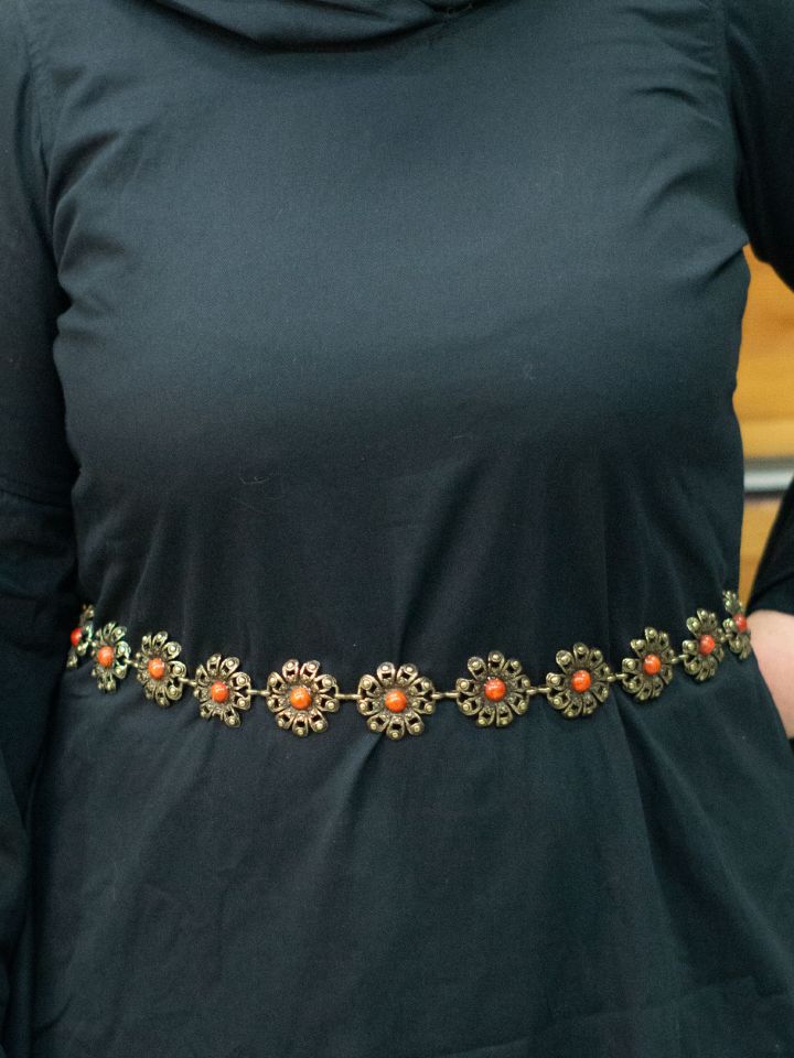 Gerbera chain belt with red stone antique brass