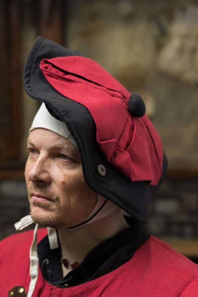 Warhammer Armoury Imperial Hat Type C black/dark red 2