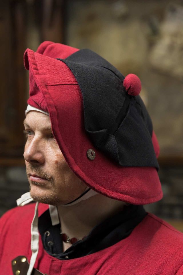 Warhammer Armoury Imperial Hat Type C dark red/black 2