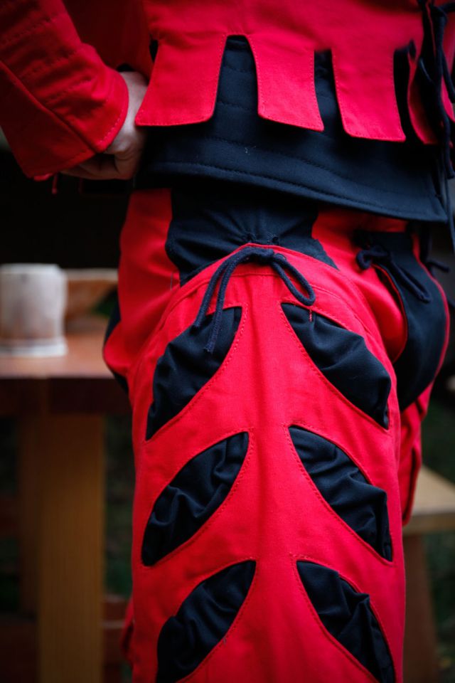 Imperialis leg warmers cut red-black 2