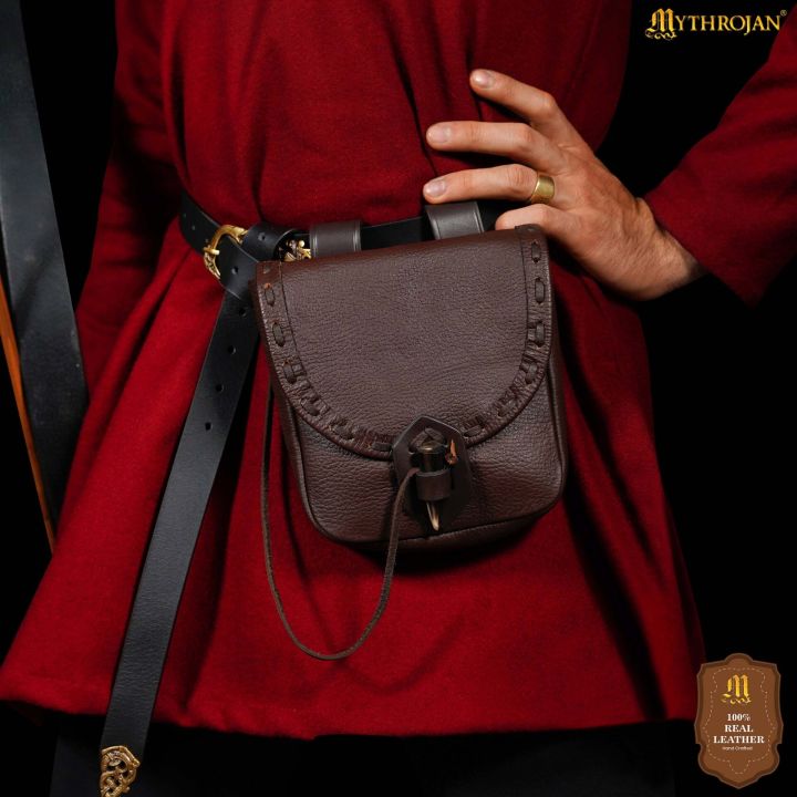 Belt pouch with horn closure brown 2