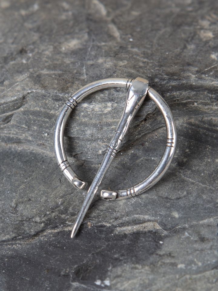 Decorated silver brooch 2