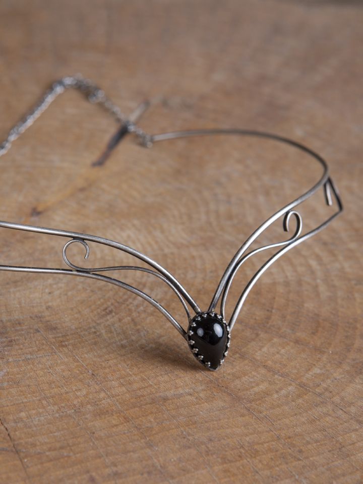 Simple tiara with black stone 2