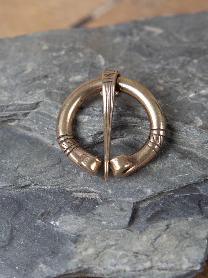 Robust bronze brooch 2