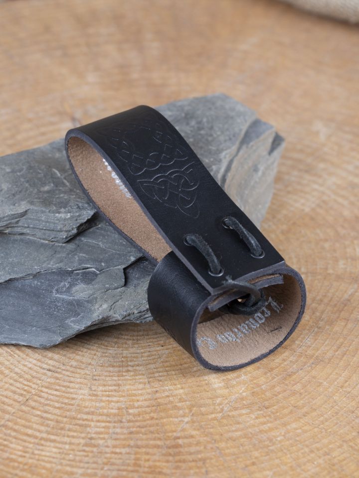 Drinking horn holder with Celtic embossing black 2