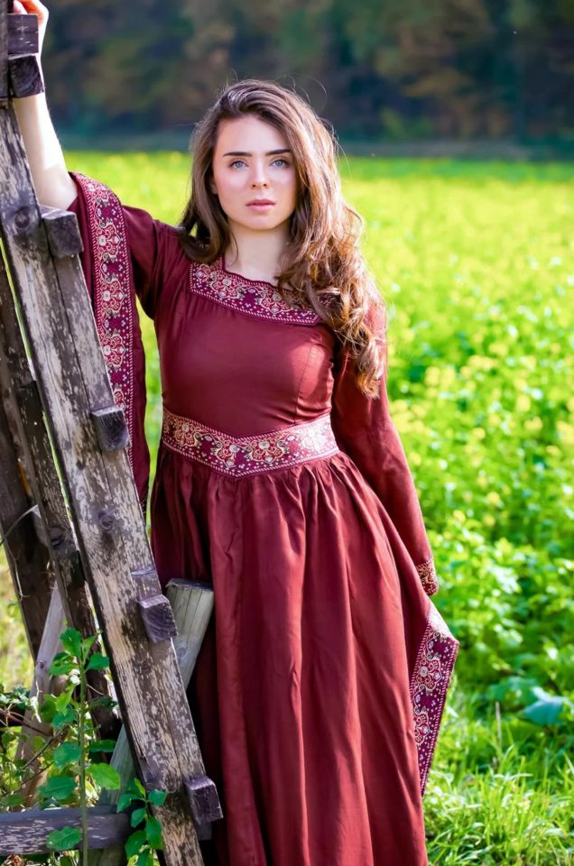 Burgundy medieval dress in red M 2