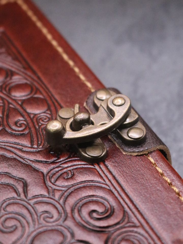 Leather book Fenris medium 2