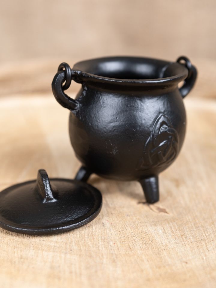 Witch's cauldron with handle 2