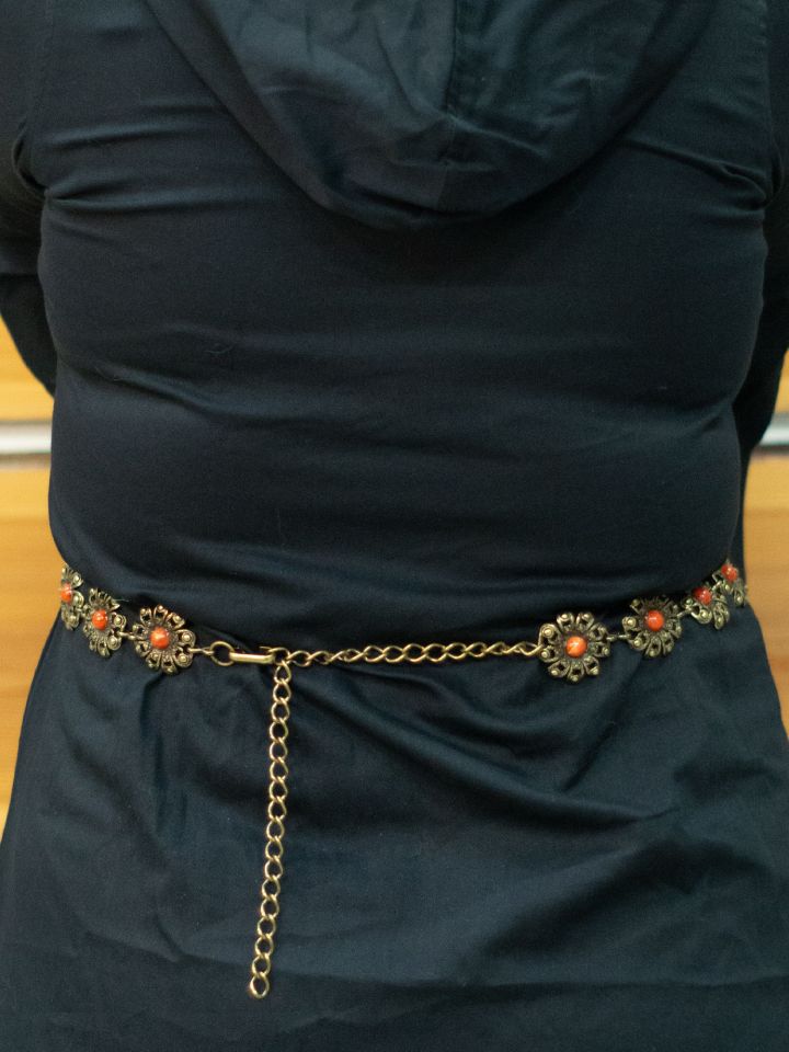 Gerbera chain belt with red stone antique brass 2
