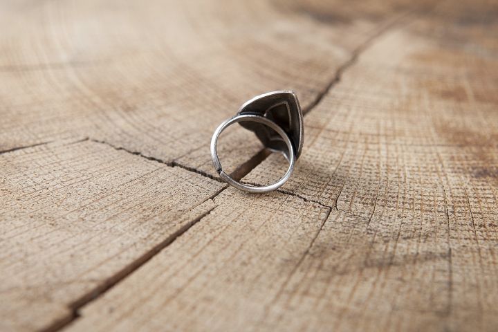 Ring with green gemstone 2