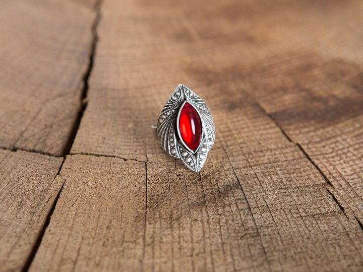 Ring with red gemstone 2