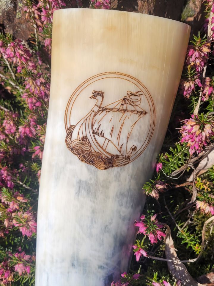 Drinking horn with dragon boat engraving 2