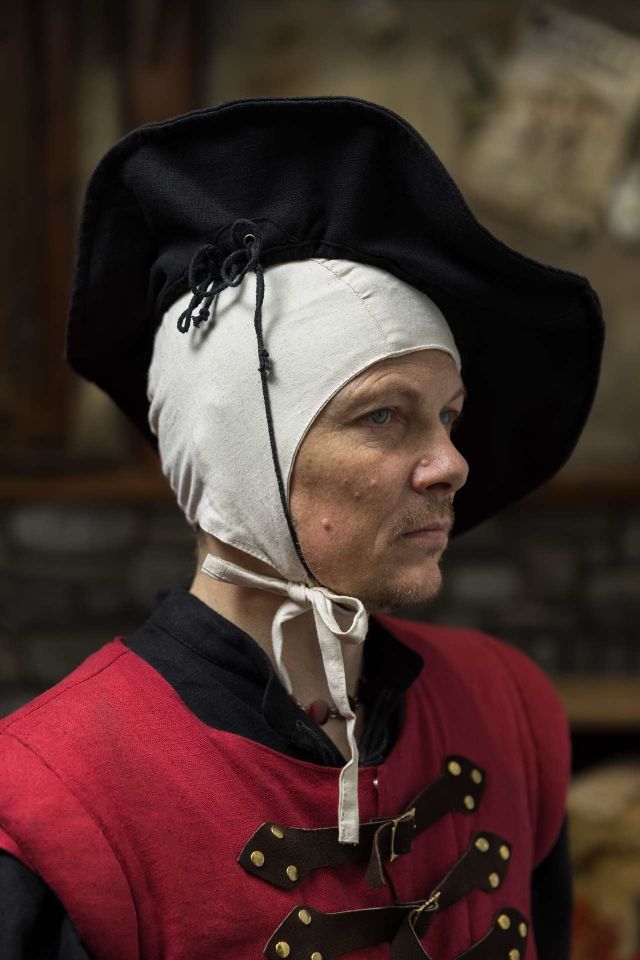 Warhammer Armoury Imperial Hat Type C black/dark red 3