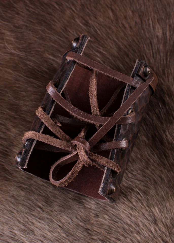 Leather bracers with Hugin and Munin 3
