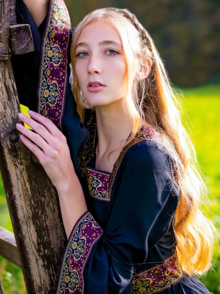 Burgundy medieval dress in black XS 3