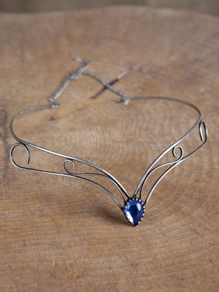 Simple tiara with blue stone 3