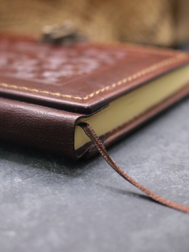 Leather book Fenris medium 3