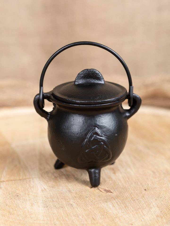 Witch's cauldron with handle 3