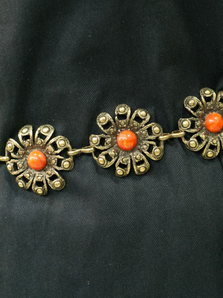 Gerbera chain belt with red stone antique brass 3