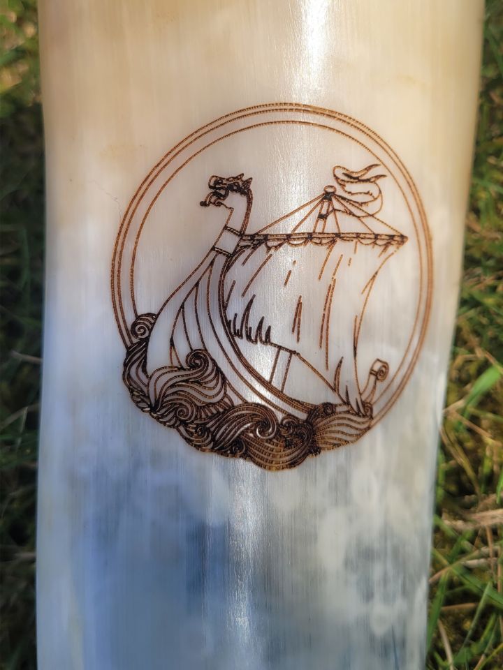 Drinking horn with dragon boat engraving 3