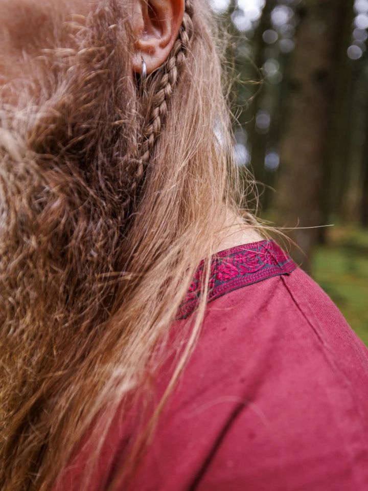 Tunic with red border 3