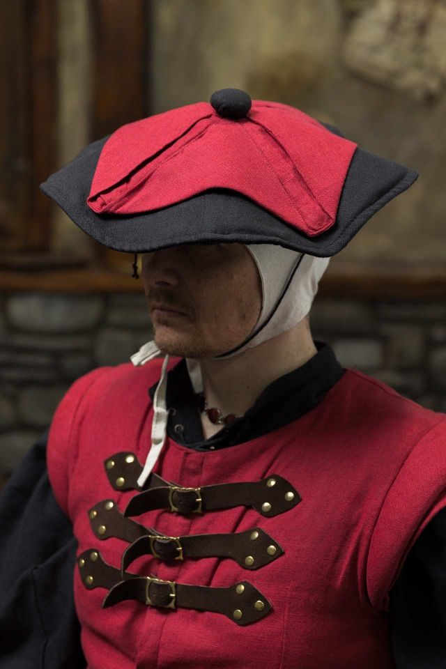 Warhammer Armoury Imperial Hat Type C black/dark red 4