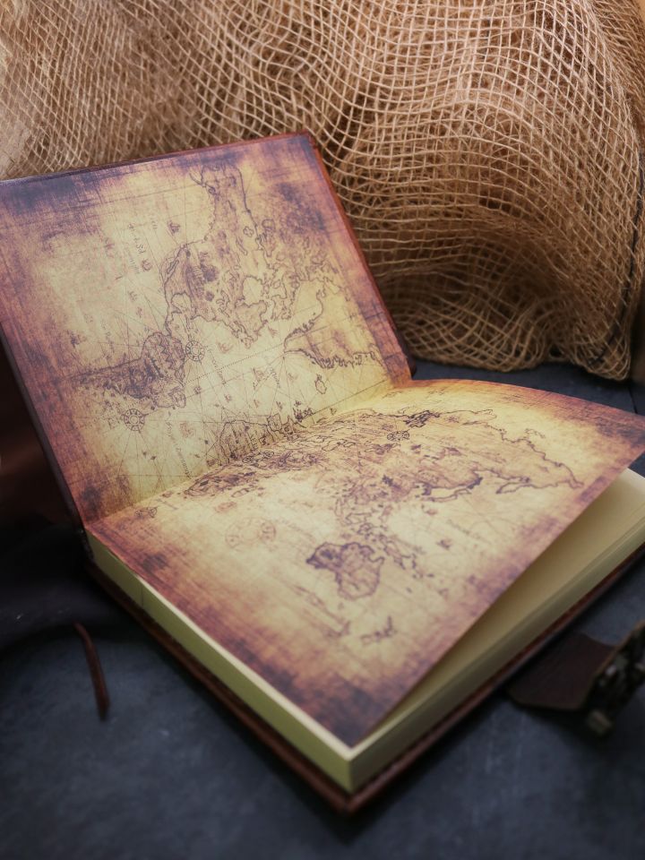 Leather book Fenris medium 4
