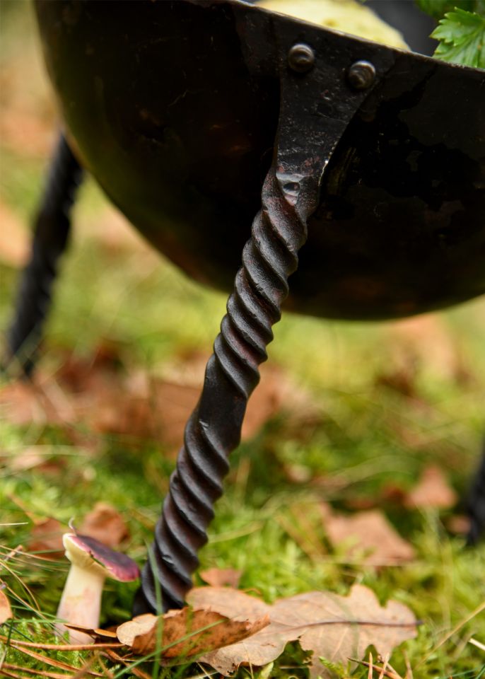 Tripod pan, hand-forged 4