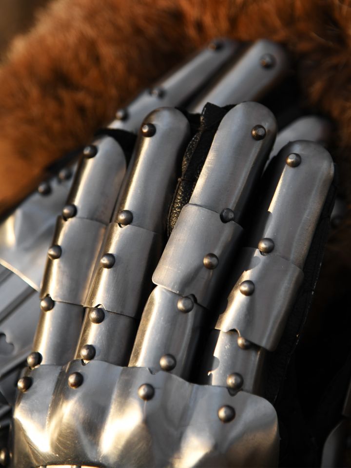 Gothic gauntlets 7