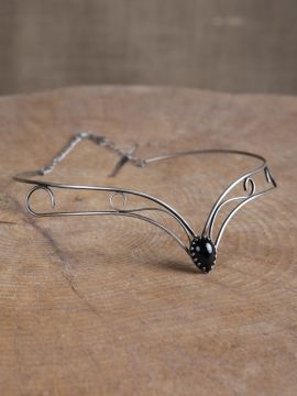 Simple tiara with black stone